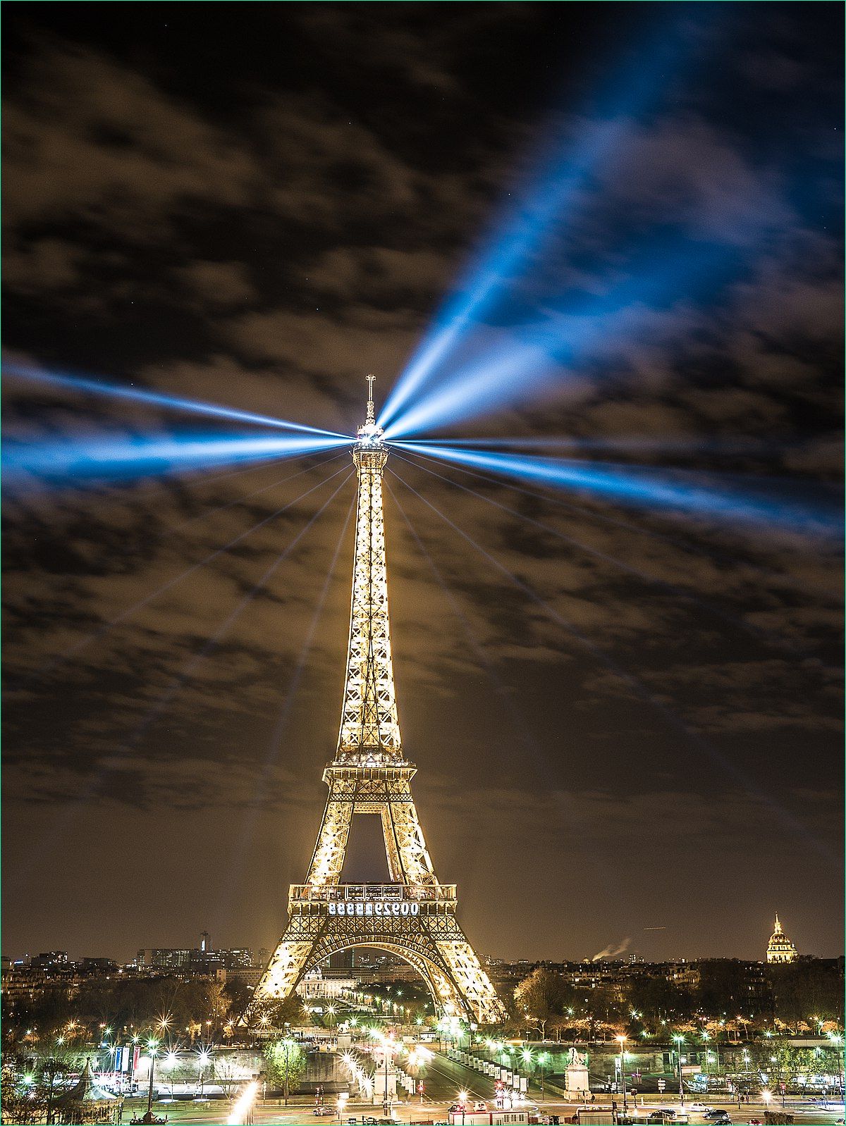 File COP21 Human Energy à la Tour Eiffel à Paris climatechange